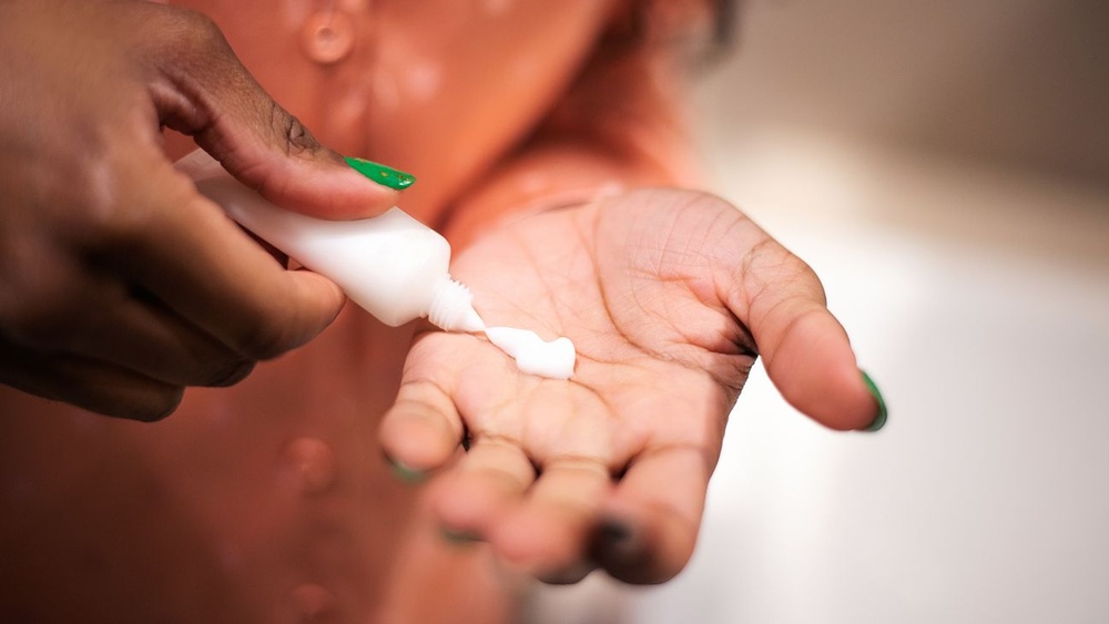 How to Use Hand Cream for Younger-Looking Hands: Expert Tips